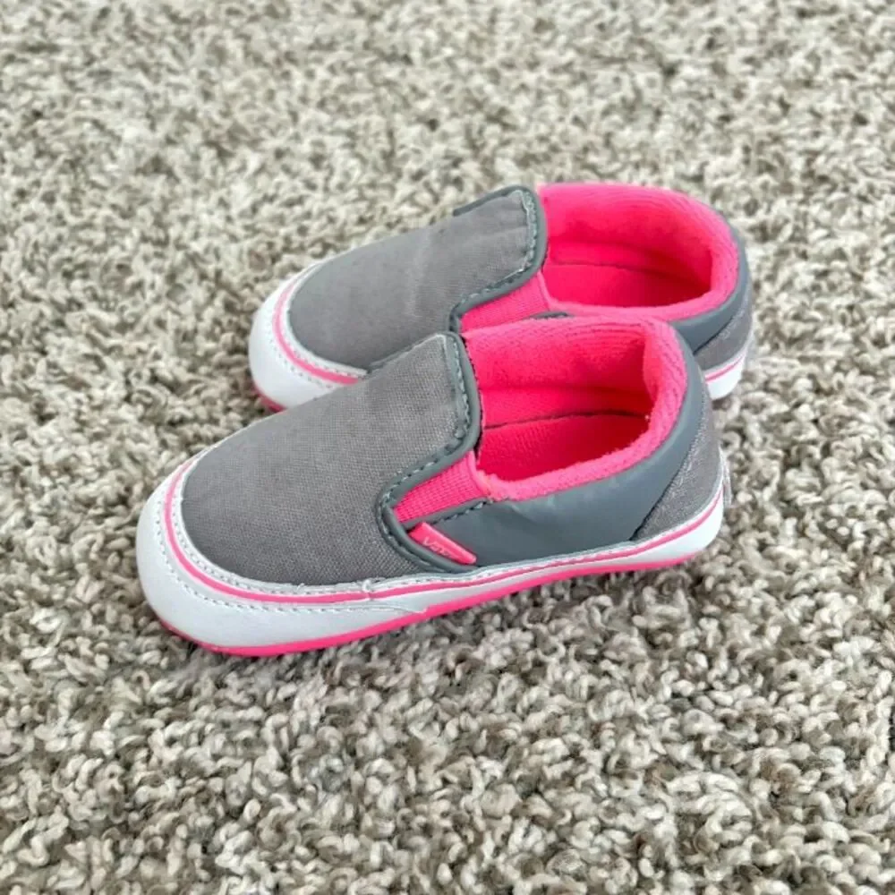Size 4 / Baby Girl Vans Crib Shoes